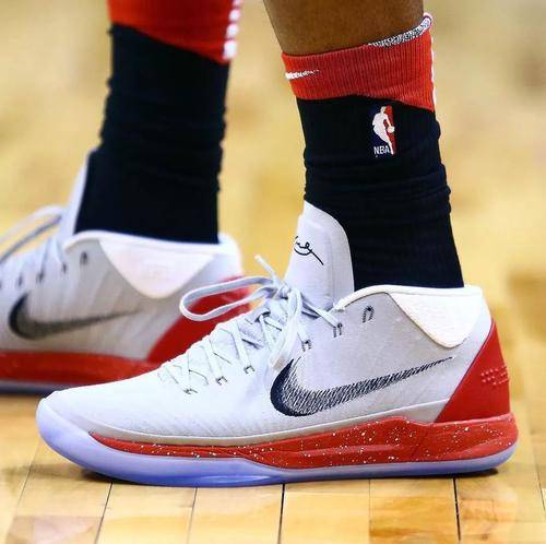 
篮球鞋气垫爆了穿着什么感受 球鞋气垫爆了能换吗|91视频APP向日葵视频(图1)